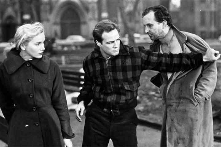 Em 1954, Brando entregou uma das performances mais icônicas do cinema em "Sindicato de Ladrões", novamente dirigido por Elia Kazan. No papel de Terry Malloy, um ex-boxeador atormentado por sua consciência e pelo sistema corrupto em que vive, ele protagonizou a célebre cena "I coulda been a contender" ("Eu poderia ter desafiado o campeão"). 
