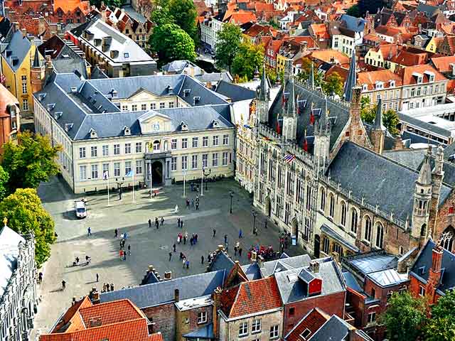 A praça também abriga o elegante Palácio da Justiça e outras construções renascentistas. É um local ideal para tirar fotos, conhecer a arquitetura ou simplesmente relaxar em um dos cafés enquanto observa o movimento da cidade.
