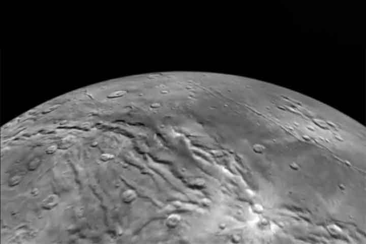 A partir de 6 de abril de 1929, Tombaugh usou o astrógrafo de 13 polegadas (330 mm) do observatório para tirar fotos da mesma seção do céu com várias noites de intervalo. 