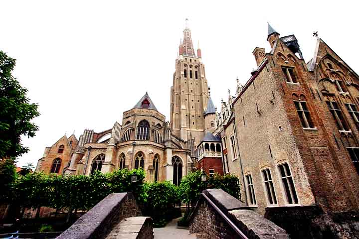 A igreja também possui túmulos de importantes figuras históricas, como Maria de Borgonha e Carlos, o Ousado. Com sua arquitetura gótica imponente, é um local fascinante para conhecer a história e a arte sacra.
