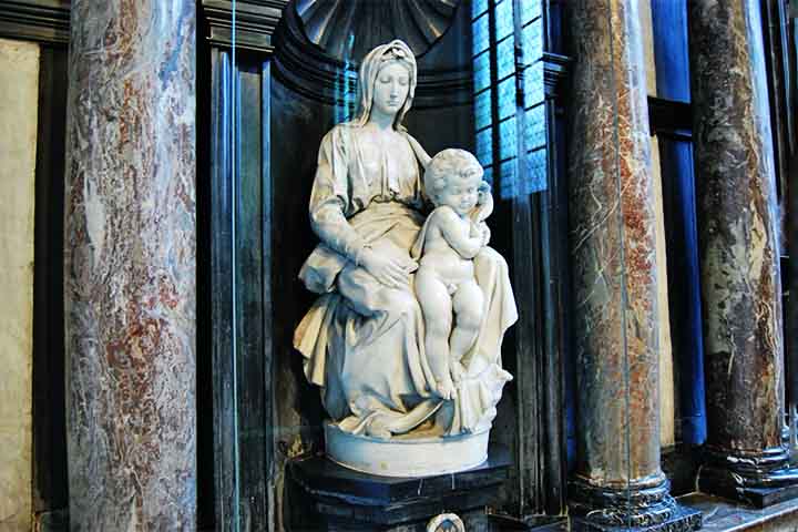 A Igreja de Nossa Senhora é uma das mais impressionantes de Bruges, conhecida por sua torre de 115 metros, a mais alta da cidade. No interior, abriga uma das obras-primas de Michelangelo, a escultura 