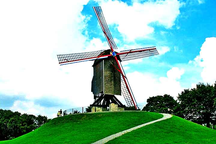 O Sint-Janshuismolen é um dos últimos moinhos de vento históricos ainda em funcionamento em Bruges. Construído em 1770, está localizado às margens do anel verde da cidade e oferece uma vista panorâmica incrível da região.