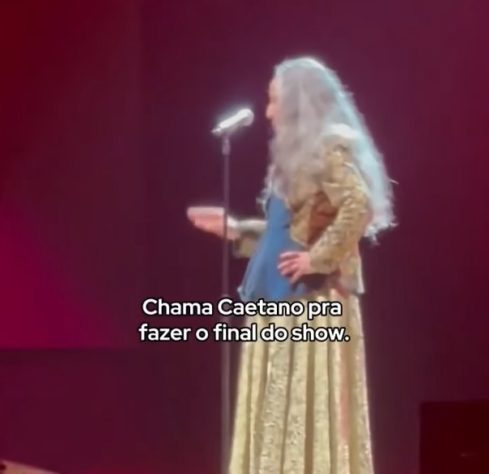 Maria Bethânia se irrita com equipe e dá bronca durante show no Rio