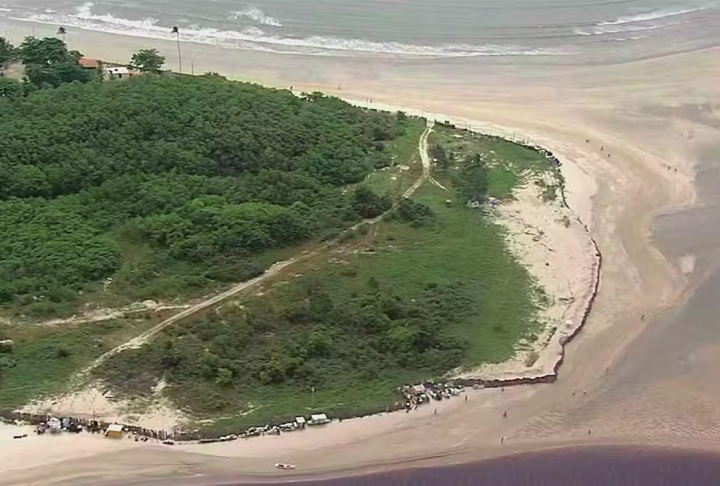 Tudo começou em 2022, quando a Agência Estadual de Meio Ambiente de Pernambuco (CPRH) autorizou a construção de um muro menor, com 250 metros, justificando que ele ajudaria a conter a erosão costeira.