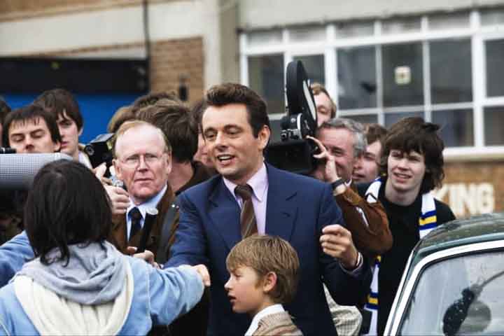 Além disso, Sheen foi nomeado Oficial da Ordem do Império Britânico (OBE) por seus serviços às artes cênicas, reconhecimento que posteriormente renunciou anos depois.