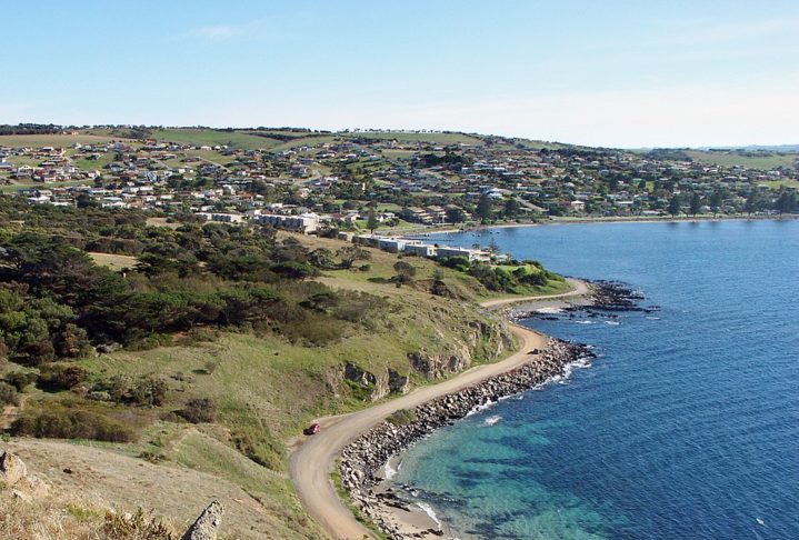 Waitpinga Beach fica a apenas 10 km de Victor Harbor, uma cidade conhecida por seu charme histórico, com edifícios antigos e uma atmosfera relaxante.
