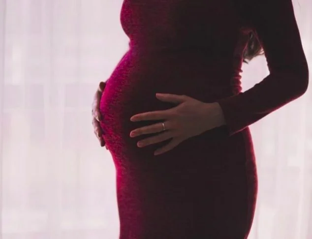 Em relação às faixas de escolaridade, as mulheres que possuem ensino superior completo têm menor taxa de fecundidade - 1,2 filho por mulher nesse estrato. 

