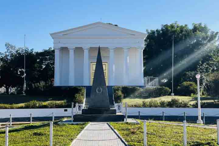 A cidade foi escolhida como sede por sua forte conexão energética. O templo é, assim, um canal de espiritualidade e conhecimento.