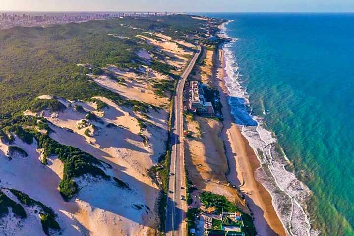 De acordo com dados do Banco Mundial, 90% do comércio global é feito por transporte marítimo. Localizam-se no continente asiático 20 dos 30 portos de maior movimento no planeta. 

