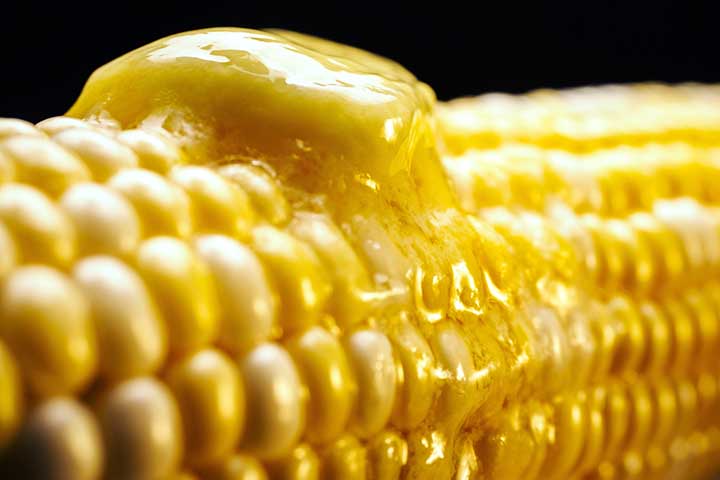 Por muitas décadas, se debateu entre quem era mais saudável para o consumidor. No entanto, a manteiga apresenta gordura saturada e colesterol, enquanto a margarina não contém colesterol, mas pode contar com a gordura interesterificada (substituta da gordura trans).