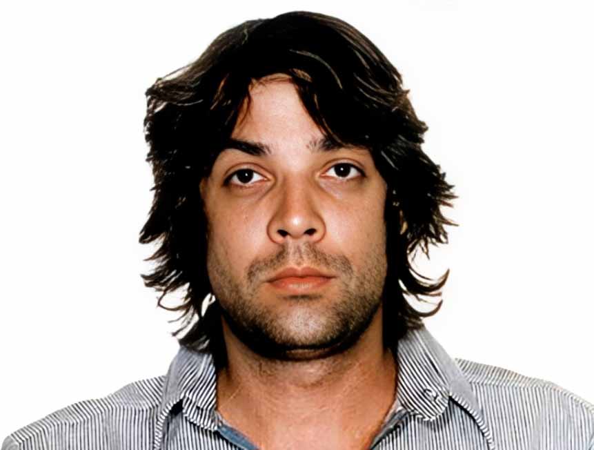 O ator enfrentou tragédias familiares, como o assassinato do namorado de sua filha, Christian Brando, e problemas financeiros devido ao seu estilo de vida excêntrico e caro. Seu último papel no cinema foi em "A Cartada Final" (2001), ao lado de Robert De Niro e Edward Norton.
