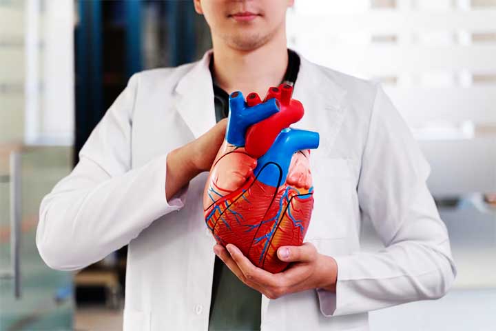 A Associação Americana do Coração recomenda que a ingestão de gordura saturada seja limitada a menos de 6% das calorias totais. Desse modo, essa quantidade equivale a cerca de 15 gramas em uma dieta de 2.000 calorias.