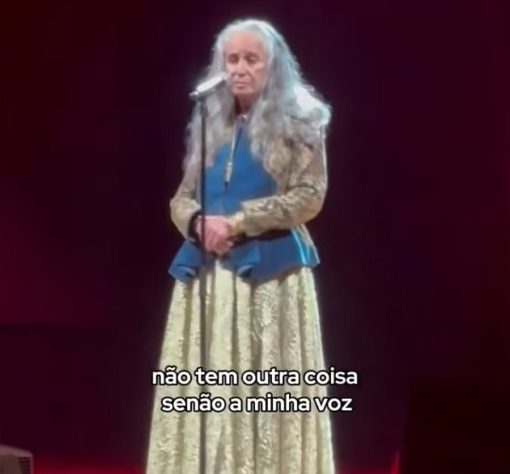 Maria Bethânia se irrita com equipe e dá bronca durante show no Rio