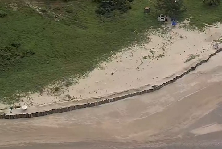 Porém, o empresário responsável pela obra ultrapassou os limites da licença e ergueu uma barreira mais que o dobro do tamanho permitido. 