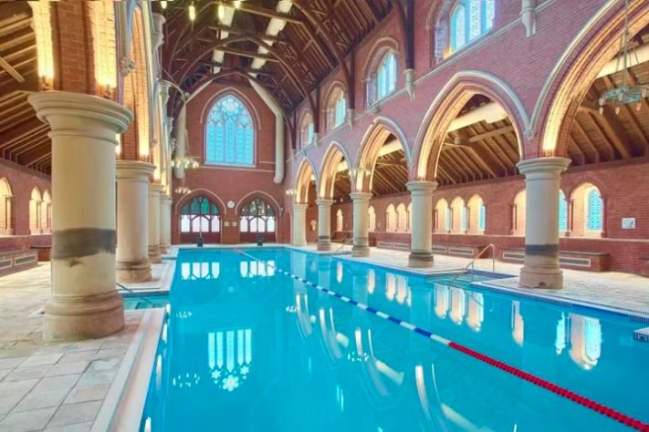 Piscina em capela de antigo hospital psiquiátrico vira atração em Londres