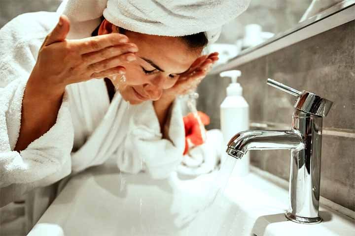 A Ã¡gua da torneira contÃ©m impurezas e micro-organismos que podem causar infecÃ§Ãµes. Nunca utilize Ã¡gua comum, saliva ou soluÃ§Ãµes caseiras para limpar as lentes.