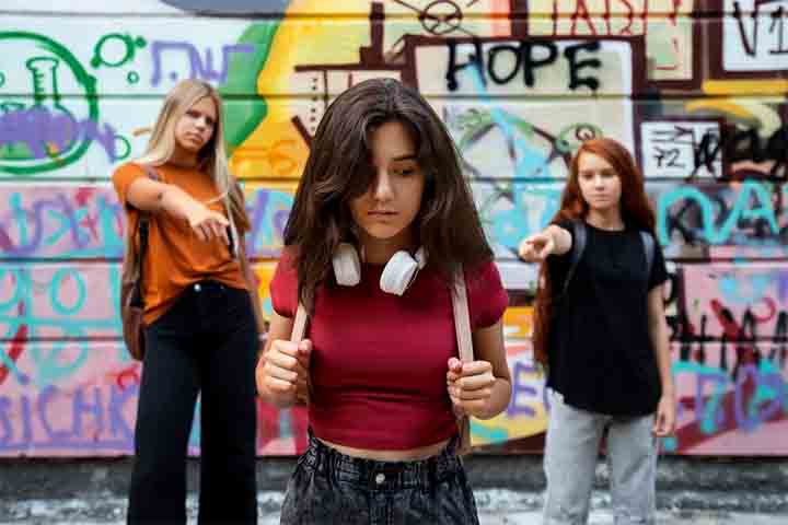 Entre os temas presentes na série estão o bullying, relações familiares, violência de gênero, crimes digitais e a radicalização de adolescentes. 

