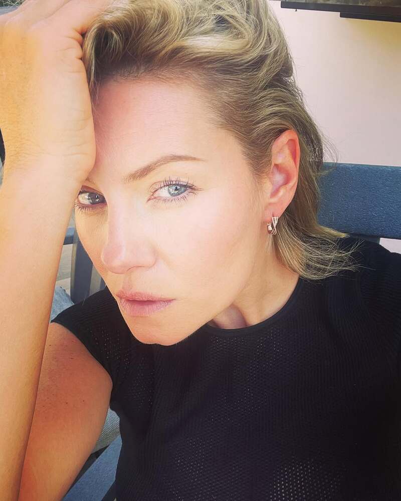 Elisha Cuthbert (30 de novembro de 1982) - A canadense iniciou sua carreira como apresentadora do programa de televisÃ£o canadiano para crianÃ§as Popular Mechanics for Kids. Deu vida a Kim Bauer, filha de Jack Bauer no premiado seriado de aÃ§Ã£o "24 horas" e estrelou "Um show de vizinha".