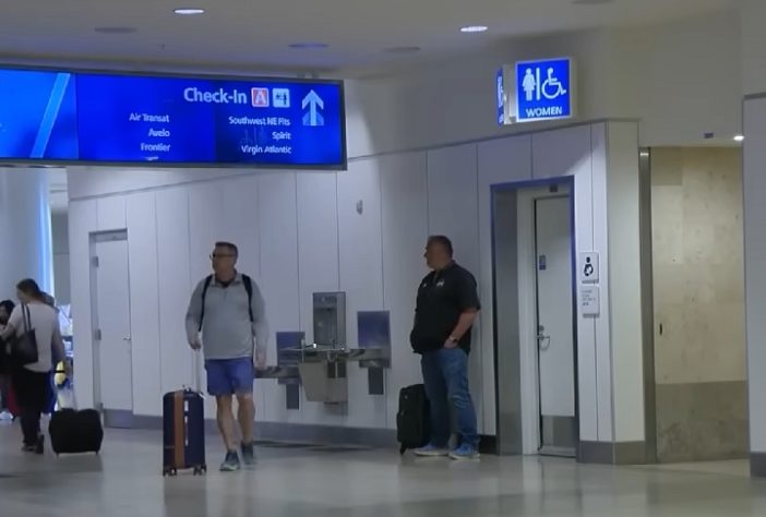 Mulher é presa nos EUA acusada de matar próprio cachorro em Aeroporto da Flórida