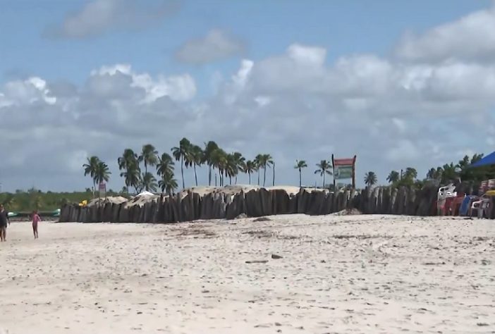 Muro construído na Praia de Maracaípe, em Pernambuco, gera polêmica