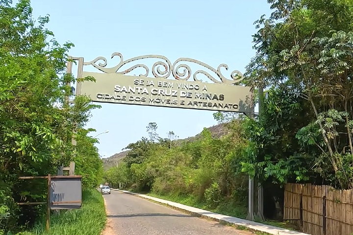 A indústria local também é relevante, com destaque para a produção de móveis artesanais e produtos alimentícios, que levam o nome da cidade para além de Minas Gerais.-reprodução/youtube