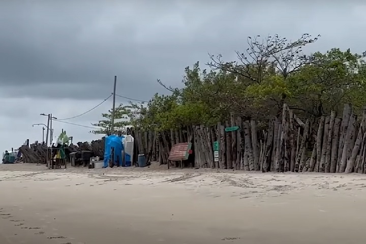 Apesar de uma decisão judicial ter determinado a remoção da estrutura, o muro ainda permanece de pé.