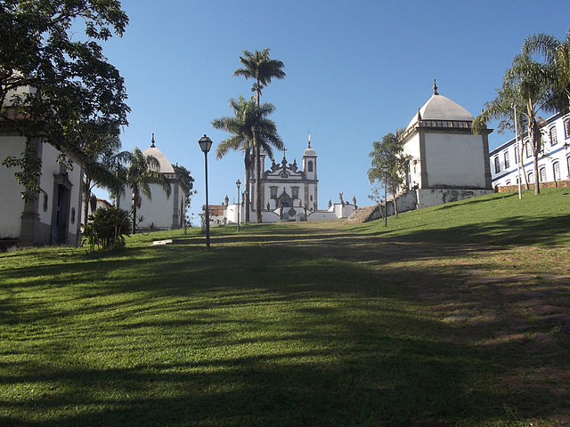 O Santuário do Bom Jesus de Matosinhos é composto por três elementos principais: a igreja, os passos da Paixão de Cristo e os profetas feitos em pedra-sabão. 