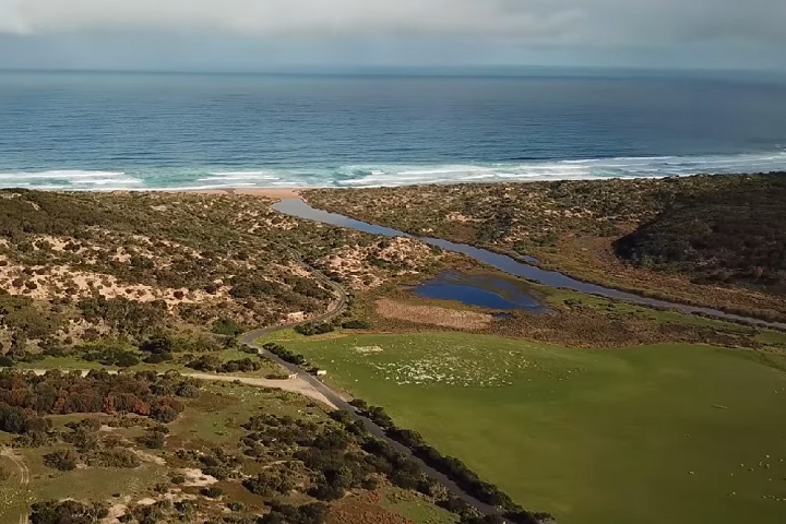 Essa área é conhecida por suas paisagens costeiras deslumbrantes, trilhas incríveis, vida selvagem abundante e excelentes condições para a prática de surf.