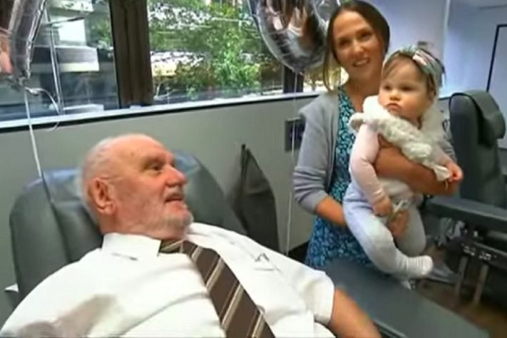 Morre doador de sangue que salvou a vida de mais de 2,4 milhões de bebês na Austrália 