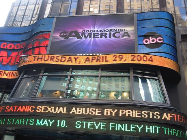 Além disso, abriga lojas de grandes marcas, restaurantes temáticos, museus interativos e estúdios de televisão, como o famoso Good Morning America da ABC.