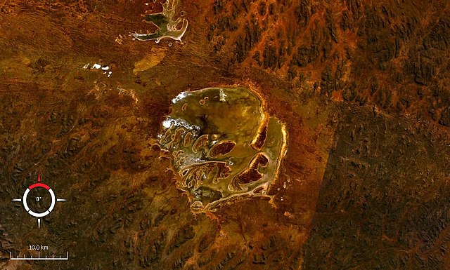 South Australia (Austrália) - A Cratera de Acraman, formada há 580 milhões de anos, tem 90 km de diâmetro com trechos erodidos que misturam lago e deserto, com diferentes elevações. 