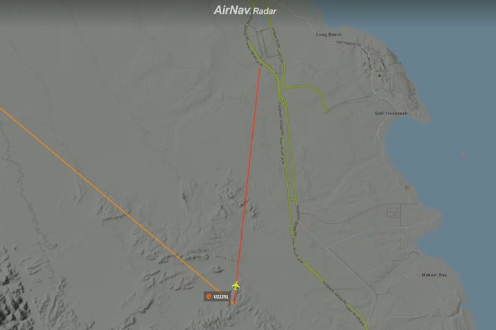 Este gráfico da AirNav Radar mostra a movimentação do voo U2 2251 enquanto ele passava próximo da cadeia de montanhas.-reprodução/AirNav Radar