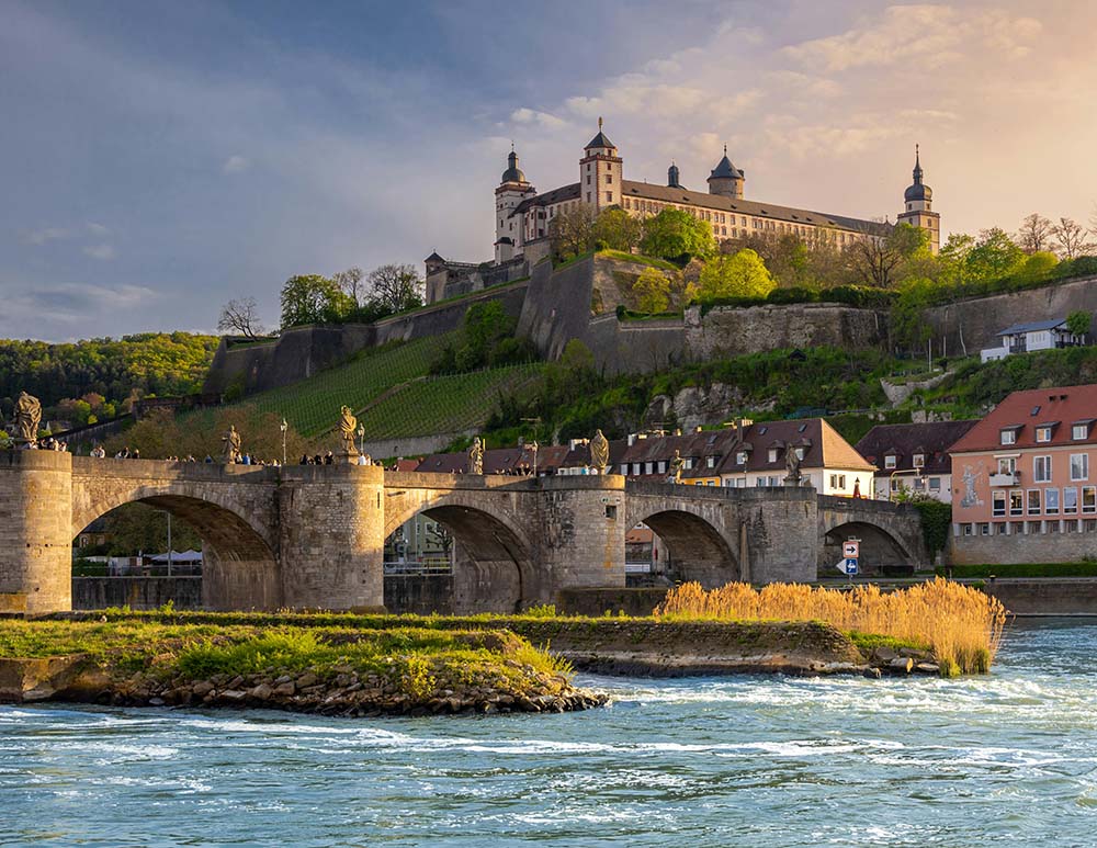 Würzburg (Alemanha) – Famosa pela Residência de Würzburg, obra-prima do barroco, e pelos vinhedos do Vale do Meno.
