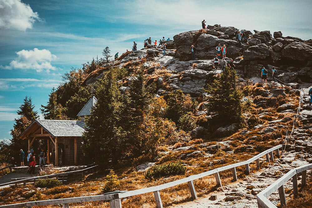 Essa região da Baviera e seus arredores é marcada pela mistura de tradições germânicas e alpinas, sendo um destino essencial para quem busca história, cultura e paisagens naturais impressionantes.