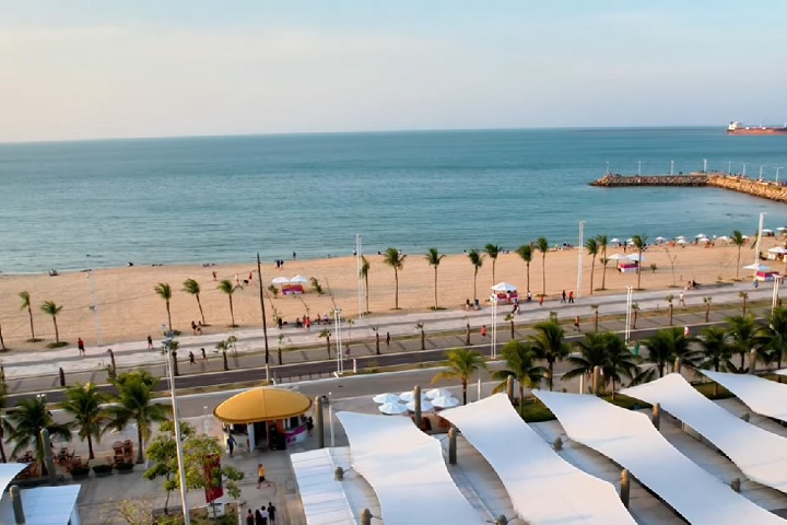 O local Ã© marcado pela Avenida Beira-Mar, uma via extensa que margeia a praia e oferece uma vista deslumbrante do oceano AtlÃ¢ntico. 