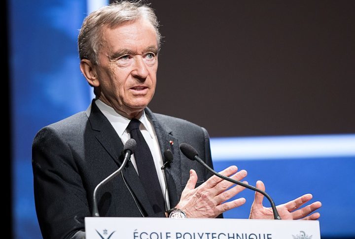 3º) Bernard Arnault (patrimônio de US$ 238,9 bilhões) - Presidente do grupo LVMH, que controla marcas de luxo como Louis Vuitton, Dior e Moët & Chandon. O francês é um dos homens mais ricos do mundo.