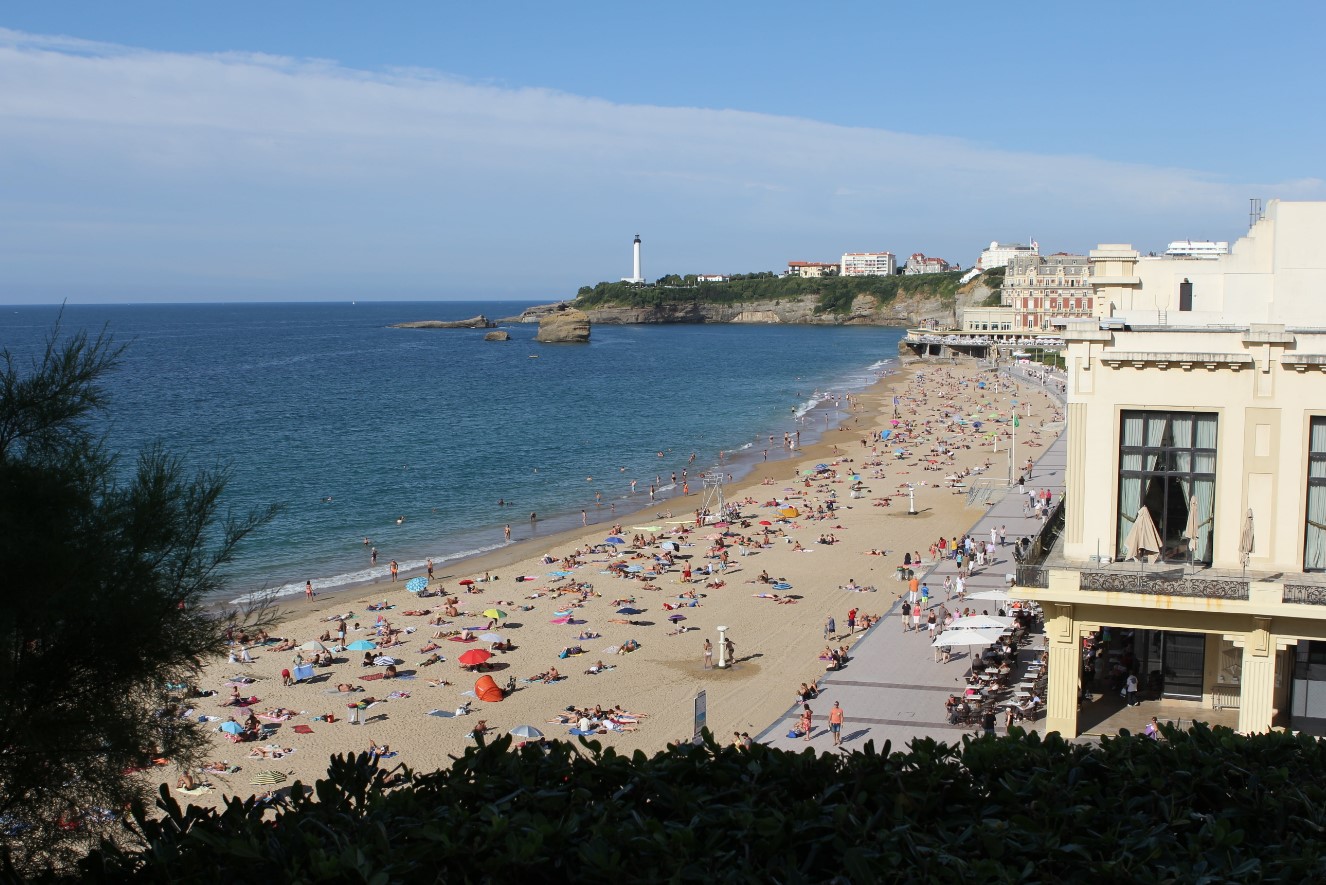 Biarritz (França) – Situada no sudoeste da França, a cidade recebe muitas chuvas por causa do Atlântico. Isso mantém a vegetação vibrante, mas pode dificultar a prática do surfe.
