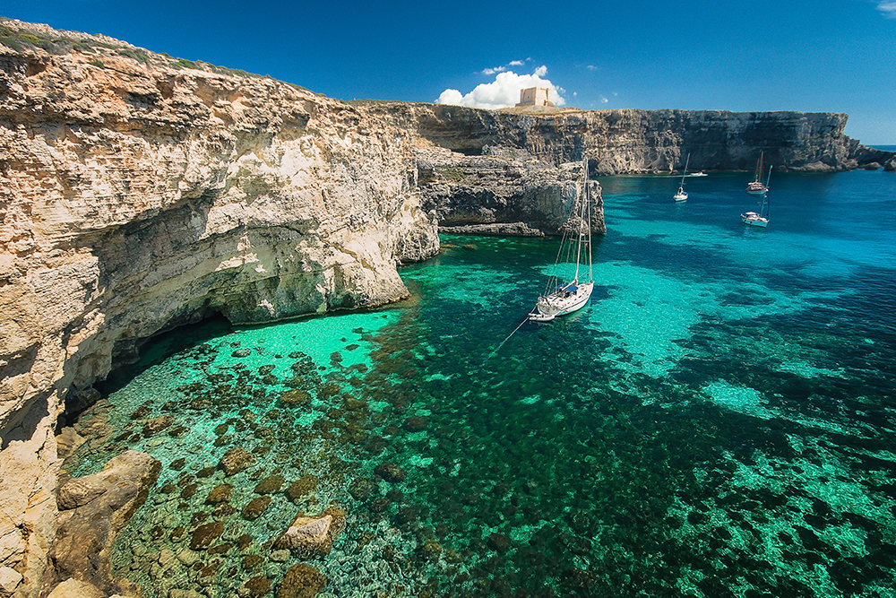 Blue Lagoon (Malta): Localizada entre as ilhas de Comino e Gozo, tem águas incrivelmente calmas e cristalinas, parecendo uma piscina natural.