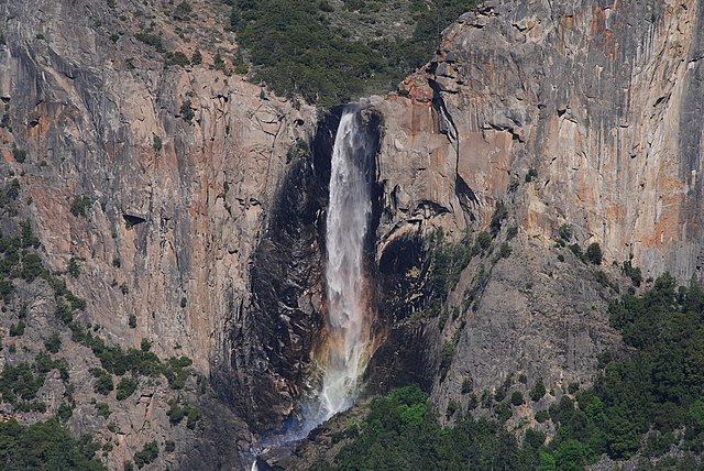 Bridalveil Fall – Yosemite, EUA (Parque Nacional de Yosemite): Pequena e acessível, com quedas suaves e um poço tranquilo.
