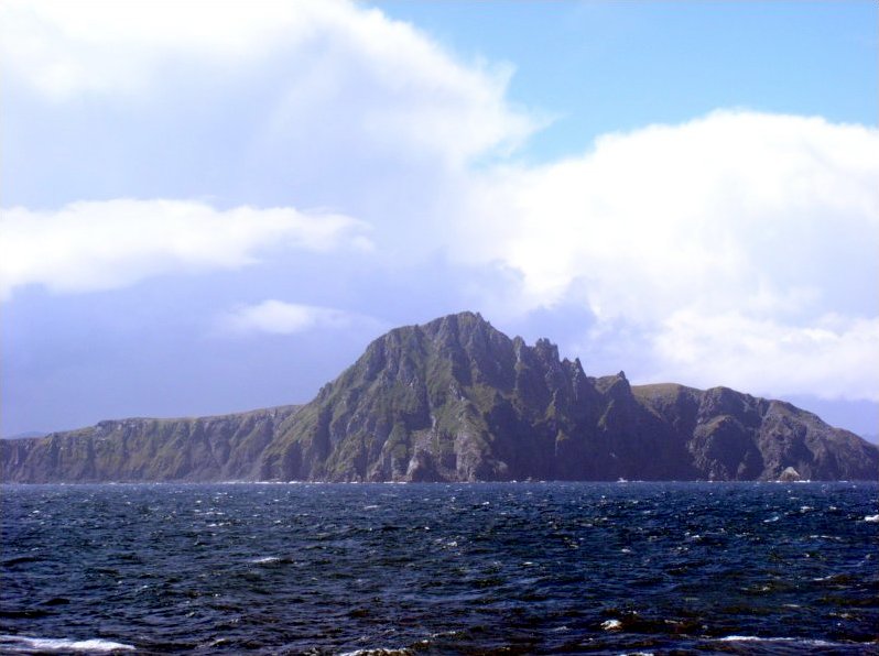 Cabo Horn (Chile) – Localizado no extremo sul da América do Sul, foi descoberto em 1616 por exploradores holandeses. É conhecido por suas águas traiçoeiras e ventos fortes, sendo um desafio para navegadores. Hoje, é uma atração para aventureiros que visitam a região da Patagônia chilena.