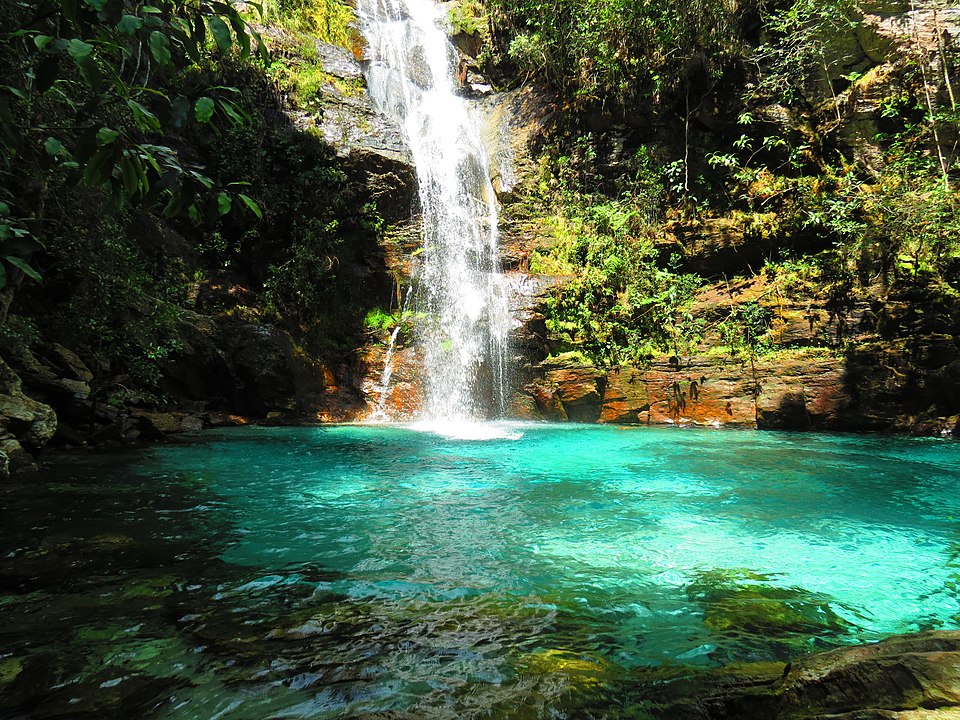 Cachoeira Santa Bárbara – Cavalcante, GO (Parque Nacional da Chapada dos Veadeiros): Queda d’água azul-turquesa e piscina natural rasa, muito procurada por famílias.
