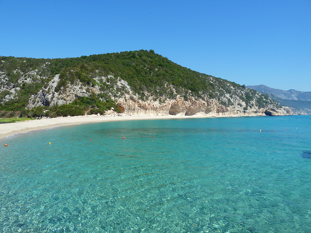 Enseada de Cala Luna (Itália) – Situada na Sardenha, tem uma praia de areia branca cercada por cavernas naturais. Era conhecida pelos habitantes locais há séculos, mas ganhou fama nos anos 2000 como destino turístico. Seu acesso é feito por barco ou trilhas, garantindo um ambiente preservado.