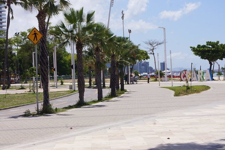 Além disso, a Beira-Mar é repleta de espaços para caminhadas, ciclismo e prática de esportes.