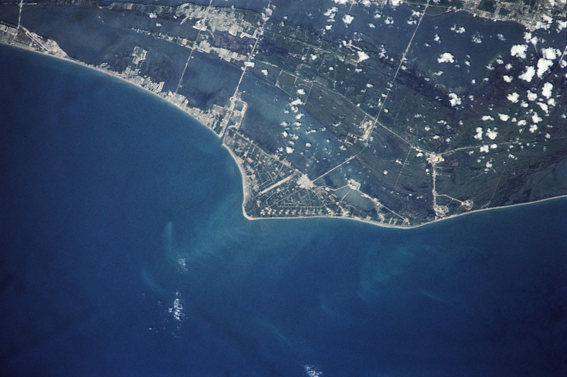 Cabo Canaveral (EUA) – Nomeado por exploradores espanhóis no século XVI, tornou-se famoso por sediar o Kennedy Space Center da NASA. Desde 1950, é um dos principais locais de lançamento de foguetes dos EUA. Além da importância científica, atrai turistas interessados na exploração espacial.
