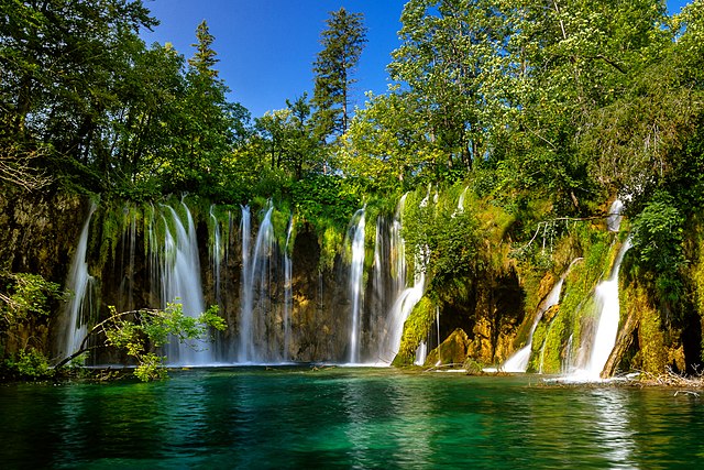 Plitvice Lakes – Plitvice, Croácia (Parque Nacional dos Lagos de Plitvice): Pequenas cachoeiras interligadas a lagos de água verde-esmeralda.

