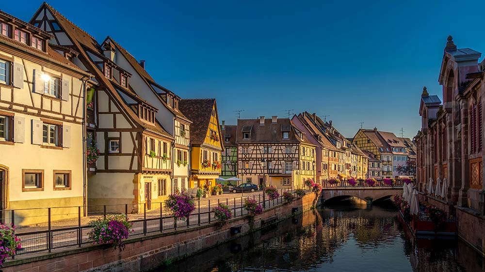 Alsácia (França) – Localizada na fronteira com a Alemanha, tem uma história marcada por disputas entre os dois países. Suas cidades, como Estrasburgo e Colmar, misturam influências germânicas e francesas. O idioma alsaciano ainda é falado por alguns habitantes.