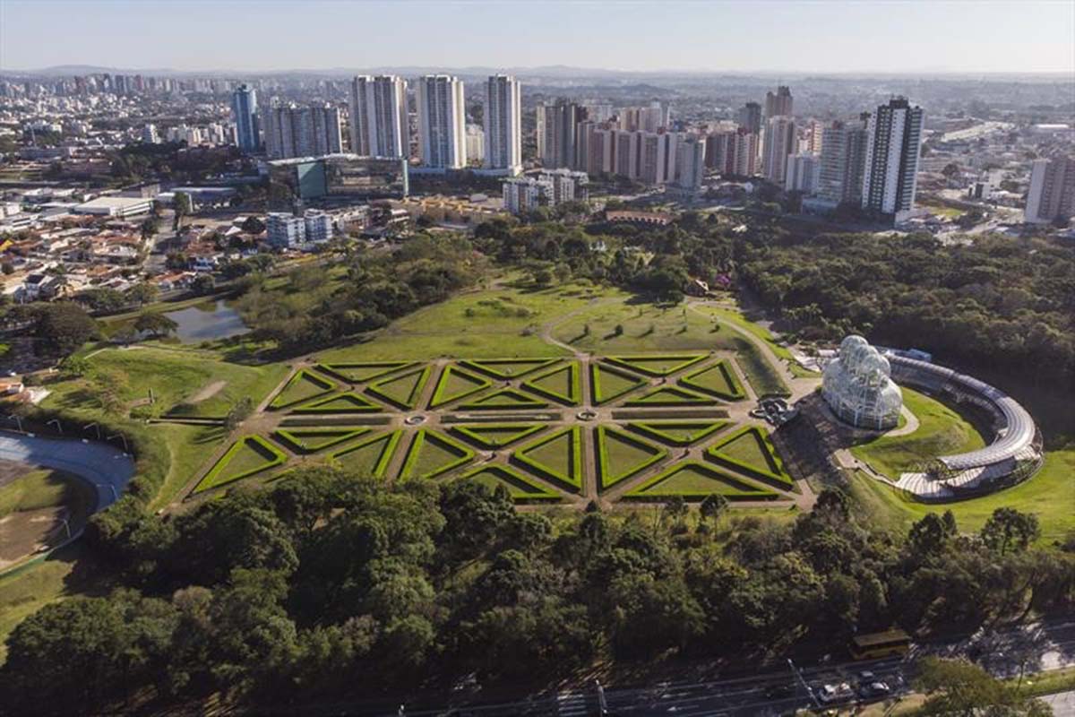 Curitiba (PR) – A capital paranaense tem chuvas frequentes devido à sua altitude e correntes úmidas vindas do Atlântico. O clima chuvoso favorece parques e nascentes, mas pode causar enchentes e trânsito complicado.
