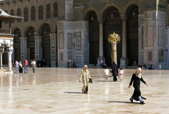 Vale ressaltar que o mundo árabe é extremamente diverso, com diferentes países e regiões possuindo suas próprias nuances culturais e tradições. 