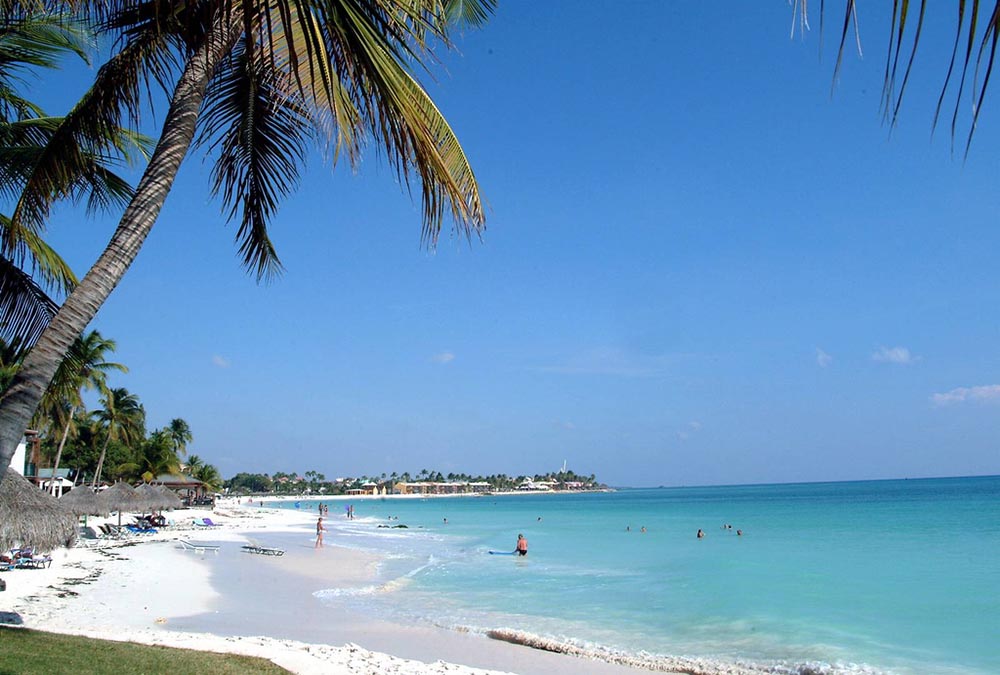 Eagle Beach (Aruba): Com águas mornas e sem correntezas, essa praia caribenha oferece um ambiente perfeito para nadar e aproveitar o sol.
