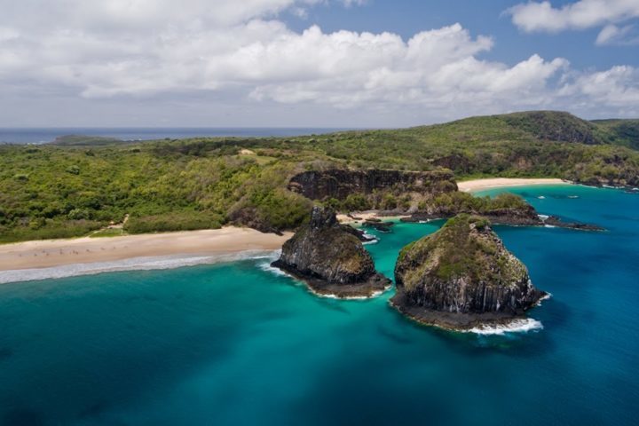 6ª) Fernando de Noronha (Pernambuco) - Área: 18,609 km² | População: 3 mil habitantes | Densidade populacional: 170,2 hab./km².-wikimedia commons/	Snow-surf